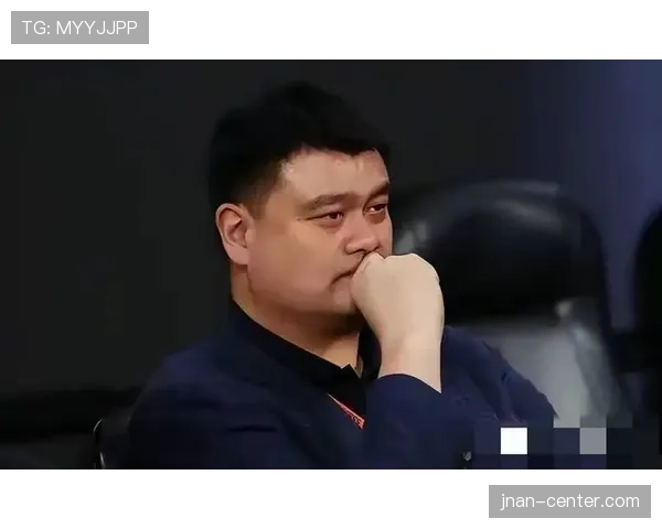 姚明退役后这身材管理也太狠了，饭局上别人喝酒他啃鸡胸肉？